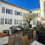 Mosaikhotel (ex Le Petit Trianon)