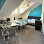 Mosaikhotel (ex Le Petit Trianon)